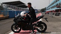 Ia juga sempat berpose di atas motor tunggangannya.