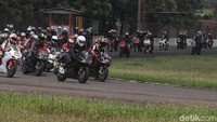Sementara matahari demikian terik, Gading tampak penuh totalitas untuk mengontrol CBR 250 RR yang kokoh dan tangguh menjelajahi jalur balapan Sirkuit Sentul. Foto: Pradita Utama