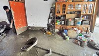 Usai diterjang banjir bandang, sejumlah warga memilih untuk mengungsi ke tempat yang tlebih aman.