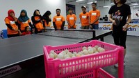 Mantan atlet tenis meja nasional Evi Sumendap menularkan keahliannya bermain tenis meja di hadapan belasan siswa SMP saat menjadi narasumber Coching Clinic yang dilaksanakan di sela-sela turnamen tenis meja antar media Piala Siwo PWI Jaya 2019 di Pingpong Center Baywalk Mall, Pluit City Jakarta Utara.