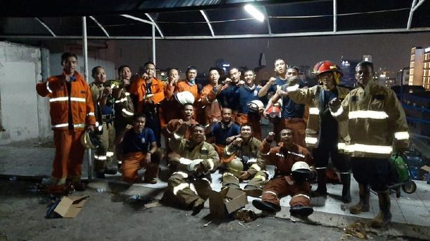Sebagian personel Damkar Jakbar yang memadamkan Mal Lokasari.