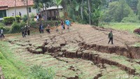 Begini penampakan retakan akibat pergerakan tanah yang terjadi di Kampung Cihideung, Desa Bunijaya, Kecamatan Gununghalu, Kabupaten Bandung Barat (KBB).
