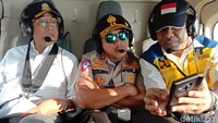 ampak Budi Karya memantau progres pembangunan dari atas ketinggian, lantaran cuaca yang tidak mendukung untuk turun ke bawah.