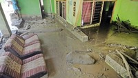 Banjir bandang tersebut dipicu meningkatnya curah hujan yang melanda daerah tersebut dalam beberapa waktu terakhir.
