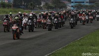Ratusan komunitas CBR dan komunitas Honda berkeliling sirkuit untuk rasakan sensasi berkendara di Sirkuit Sentul dalam Bikers Parade di gelaran CBR Race Day 2019 seri ketiga.