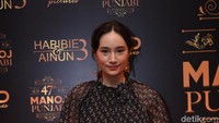 Ia tersenyum manis. Foto: Noel/detikHOT