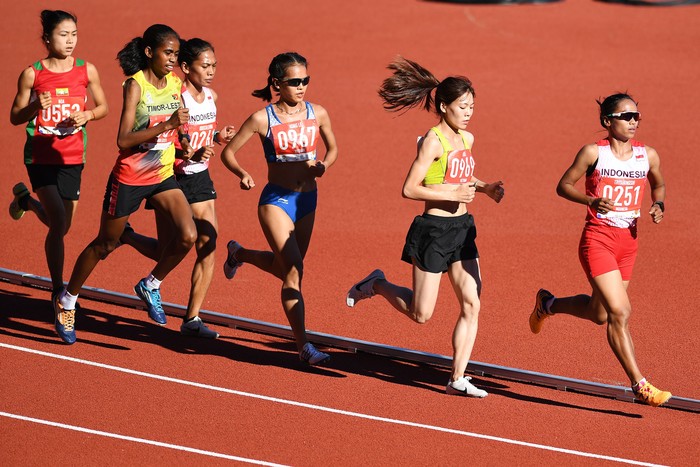 Dua pelari Indonesia Odekta Elvina Naibaho (ketiga kiri) dan Triyaningsih (kanan) berpacu dengan pelari lainnya pada Lomba Lari 10.000 Meter Putri SEA Games ke-30 di Stadion Atletik New Clark, Filipina, Minggu (8/12/2019). Odekta Elvina Naibaho berhasil mencapai finis urutan ketiga dengan catatan waktu 36 menit 42,28 detik sehingga meraih medali perunggu. ANTARA FOTO/Nyoman Budhiana/ama.