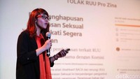 Politisi muda Tsamara Amany menghadiri diskusi Peran Perempuan di Dunia Politik.