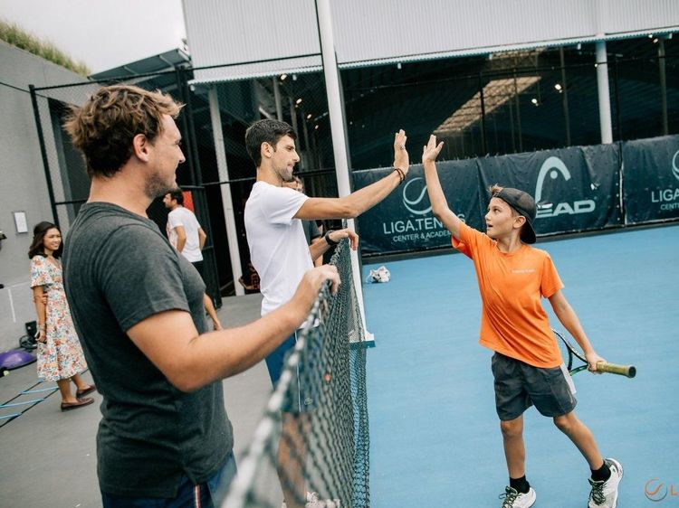 Novak Djokovic Main Tenis Bareng Anak-anak di Bali