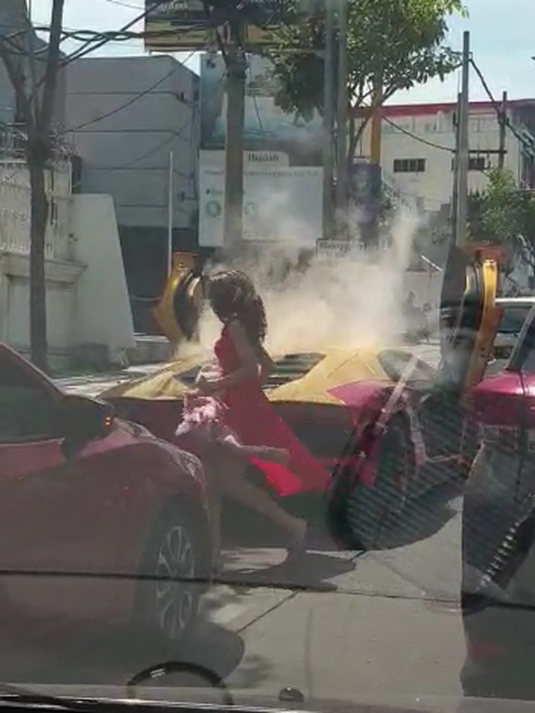 Polisi Selidiki Legalitas Lamborghini yang Viral Terbakar di Surabaya