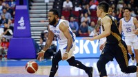 Tim basket Filipina melancarkan serangan.