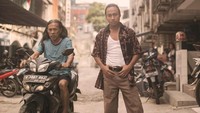 Menelusuri Kota hingga Mangga Besar, fotografer Rio berhasil menangkap momen natural dari Khan yang berjalan-jalan di sana. Foto di depan warteg ini, terlihat sederhana tapi tetap keren. Foto: Instagram @_riop_