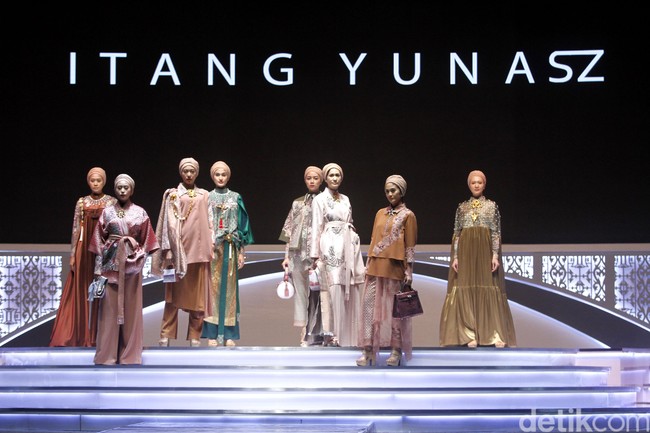 Fashion show Itang Yunasz dengan tema Nusantara untuk Dunia menampilkan koleksi busana berbahan kain songket dari Sumatera Barat di Indonesia Sharia Economic Festival [ISEF] 2019, Jakarta Convention Center, Jakarta. Kamis [14/11/20109]. Foto: Mohammad Abduh/Wolipop