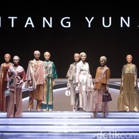 Fashion show Itang Yunasz dengan tema Nusantara untuk Dunia menampilkan koleksi busana berbahan kain songket dari Sumatera Barat di Indonesia Sharia Economic Festival [ISEF] 2019, Jakarta Convention Center, Jakarta. Kamis [14/11/20109]. Foto: Mohammad Abduh/Wolipop
