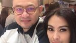 Momen Kulineran Suami Iis Dahlia yang Jadi Pilot Garuda Pembawa Harley