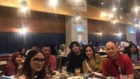 Happy Satnight 💙💜🧡❤️🖤, tulis Iis yang sedang makan bersama Satrio, anak-anak, dan keluarganya. Kompak banget ya mereka! Foto: Instagram isdadahlia