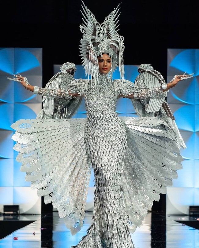 Kemenangan Filipina untuk kostum nasional terbaik ini jadi kontroversial karena ada kesalahpahaman saat siaran langsung Miss Universe 2019 yang dipandu Steve Harvey. Steve embuka perbincangan dengan mengumumkan bahwa pemenang Kostum Nasional Terbaik diraih Miss Philippines Gazini Ganados.  Shweta yang berdiri di samping presenter 62 tahun tersebut kemudian mencoba mengoreksi. Bukan Filipina, tapi Malaysia, ujar wanita 22 tahun itu. Media Malaysia pun ramai-ramai memberitakan bahwa Miss Malaysia yang menjadi pemenang kostum nasional. Namun belakangan akun Twitter resmi Miss Universe 2019 menyatakan bahwa Steve tidak melakukan kesalahan, bahwa benar pemenang kostum nasional terbaik adalah Miss Universe Filipina. Foto: Instagram