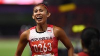 Di nomor 100 meter lari gawang itu, perak direbut oleh wakil Vietnam, Yen Hoa Tran Thi dengan waktu 13,75 detik. Sementara itu, perunggu disaet oleh atlet Singapura, Nur Izlyn Binte Zaini. Dia finis dengan selisih waktu 0,470 dari Emll.