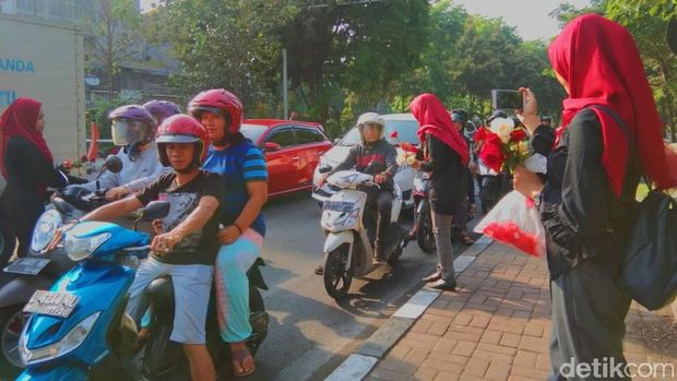 Mahasiswa UIN-SA bagi-bagi bunga mawar peringati Hari AIDS/