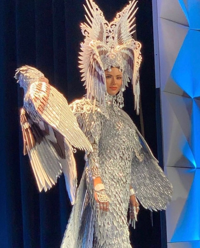 There is an eagle within me that wants to soar. It is with deep honor to showcase our national pride during the Miss Universe National costume show, the Philippine Eagle whose strength, power, and love for freedom exemplifies the Filipino people, demikian Gazini Ganados menulis di Instagram usai berlaga di penjurian kompetisi kostum nasional Miss Universe 2019. Foto: Instagram