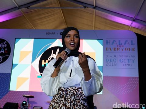 Hijabers Halima Aden Memulai 2020 dengan Kembali Mengukir Sejarah