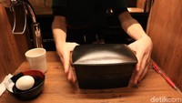 Usai mengisi kertas preferensi ramen, tak berapa lama ramen pilihan segera terhidang di depan meja (Randy/detikcom)