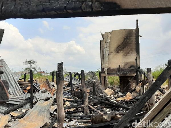 Dibakar Pacar, Rumah Siti Hangus dan Rata dengan Tanah