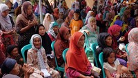 Peringatan tragedi tersebut dimanfaatkan keluarga korban Rawagede untuk berziarah.