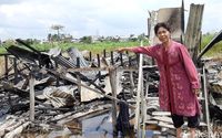 Nurmili menunjukkan rumah Siti Zulaiha yang dibakar Vije.