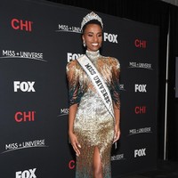 Seminggu sebelum Toni-Ann Singh, ada Zozibini Tunzi asal Afrika Selatan yang menjadi pemenang Miss Universe 2019. Bagi Tunzi, kemenangannya bisa mendobrak stigma kecantikan yang selama ini berkembang. Aku besar di dunia dimana wanita sepertiku, dengan jenis kulit dan jenis rambut seperti ini, tidak pernah dianggap cantik. Aku pikir ini waktunya untuk menghentikannya, ucap Zozibini Tunzi yang baru terpilih menjadi Miss Universe 2019, Minggu (8/12/2019), kepada BBC. Foto: Paras Griffin/Getty Images