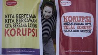 Seniman asal Aceh, Rasyidin Wig Maroe menampilkan pertunjukan pantomim di hadapan siswa SD Negeri Mojosongo VI Solo, Jawa Tengah, dalam peringatan Hakordia. ANTARA FOTO/Maulana Surya.