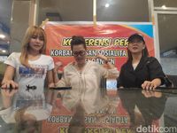 Sosialita Manja menjelaskan modus penipuan para tersangka.