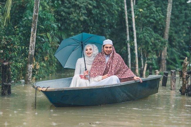 Seperti dilansir Today Online, 11 distrik di provinsi Narathiwat, Thailand tengah dilanda banjir. Termasuk tempat tinggal pasangan yang melangsungkan pernikahan pada Minggu (1/12/2019). Foto: Facebook Meen Photographer