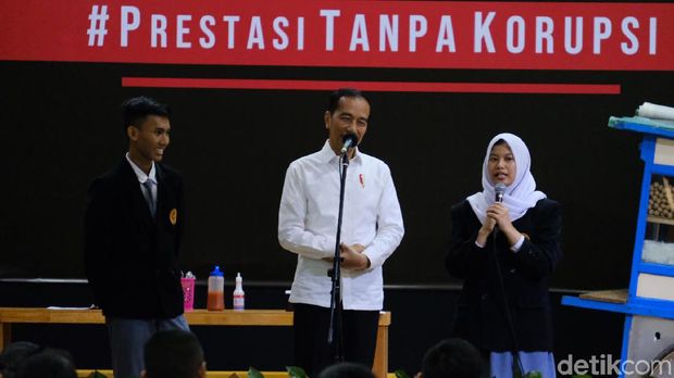 Jokowi sempat berbincang dengan siswa SMKN 57 bernama Harley