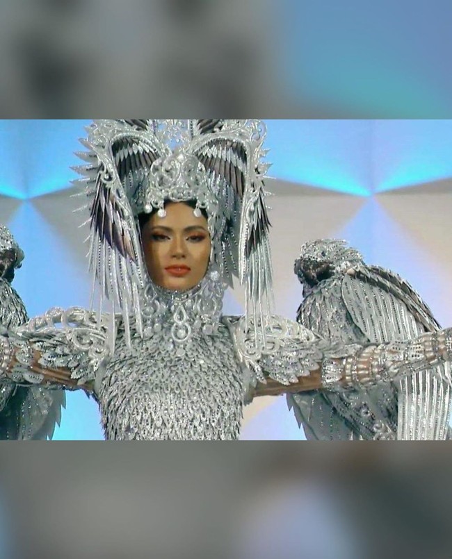 Miss Universe Filipina 2019 Gazini Ganados tampil dengan kostum burung elang Filipina saat kompetisi kostum nasional Miss Universe 2019. Gazini terlihat mengenakan kostum berwarna silver dari ujung kepala sampai kaki. Tubuhnya dibalut gaun dengan detail yang dibuat mirip bulu burung. Dia juga mengenakan sayap dan hiasan kepala yang membuat penampilannya jadi mirip burung. Foto: Instagram
