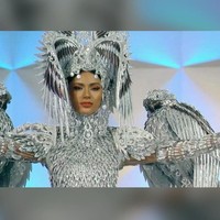 Miss Universe Filipina 2019 Gazini Ganados tampil dengan kostum burung elang Filipina saat kompetisi kostum nasional Miss Universe 2019. Gazini terlihat mengenakan kostum berwarna silver dari ujung kepala sampai kaki. Tubuhnya dibalut gaun dengan detail yang dibuat mirip bulu burung. Dia juga mengenakan sayap dan hiasan kepala yang membuat penampilannya jadi mirip burung. Foto: Instagram