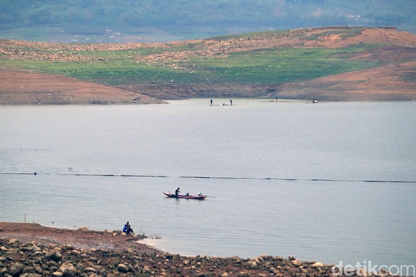 Besarnya daya tampung juga membuat Waduk Jatilihur sebagai PLTA dengan sistem limpasan terbesar di dunia. Juga menjadi waduk terbesar di Indonesia dan Asia Tenggara lho. (Johanes Randy) Besarnya daya tampung juga membuat Waduk Jatilihur sebagai PLTA dengan sistem limpasan terbesar di dunia. Juga menjadi waduk terbesar di Indonesia dan Asia Tenggara lho. (Johanes Randy)