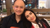 Saat tidak sedang terbang, Satrio kerap habiskan waktu bersama keluarga. Salah satu agenda favorit mereka adalah makan bersama. Foto: Instagram isdadahlia