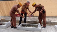 Lambert Grijn melakukan tabur bunga di taman makam pahlawan Sampurna Raga, Karawang, Jawa Barat, Senin (9/12/2019).