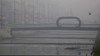 Penampakan polusi udara yang menutupi sungai Miljacka di Sarajevo. AP Photo/Eldar Emric.