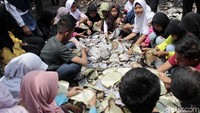 Ribuan lembar kitab suci yang rusak dan berserakan dikumpulkan di halaman MI Batujajar.