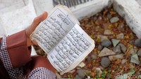 Para keluarga melantunkan ayat-ayat suci Alquran untuk korban pembantaian Rawagede.