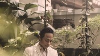  Setiap matahari terbit, setiap jiwa terlahir kembali. tulis Khan dalam keterangan fotonya, terlihat ia memegang secangkir teh dengan nuansa taman rumah yang nyaman. Foto: Instagram @_riop_ & @muhammad.khan