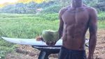 Momen Seru Peselancar Roger Casugay Saat Kulineran di Pinggir Pantai