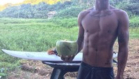 Seperti pada momen ini. Sambil bertelanjang dada, Roger Casugay menikmati air kelapa langsung dari batoknya yang ia petik dari pohon kelapa di sekitar pantai. Foto: Instagram @roger_casugay
