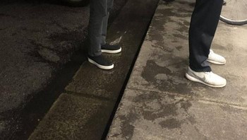 Kesederhanaan kembali terlihat kala Gates antre sendirian di sebuah toko burger di Seattle, layaknya orang biasa. Gates dijepret oleh seorang mantan pegawai Microsoft yang kebetulan ada di sana. Foto: Facebook