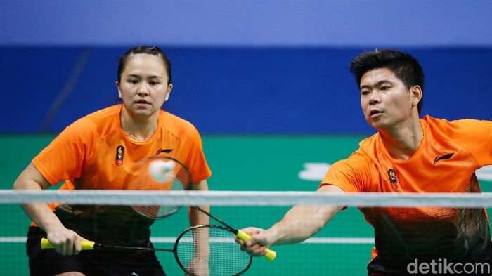 Praveen Jordan/Melati Daeva Oktavianti mengalahkan pasangan Goh Soon Huat/Shevon Jemie Lai (Malaysia) di final bulutangkis SEA Games 2019. Mereka pun meraih medali emas.