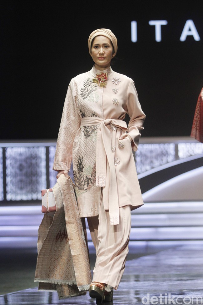 Fashion show Itang Yunasz dengan tema Nusantara untuk Dunia menampilkan koleksi busana berbahan kain songket dari Sumatera Barat di Indonesia Sharia Economic Festival [ISEF] 2019, Jakarta Convention Center, Jakarta. Kamis [14/11/20109]. Foto: Mohammad Abduh/Wolipop