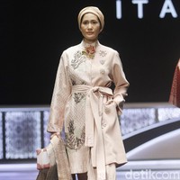 Fashion show Itang Yunasz dengan tema Nusantara untuk Dunia menampilkan koleksi busana berbahan kain songket dari Sumatera Barat di Indonesia Sharia Economic Festival [ISEF] 2019, Jakarta Convention Center, Jakarta. Kamis [14/11/20109]. Foto: Mohammad Abduh/Wolipop