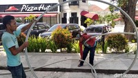 Agus menuturkan terdapat 13 provider FO saat ini yang mengisi ruang atas jalur pedestrian Jalan Jenderal Sudirman tahun 2019 (yang alihkan ke bawah). Nantinya proyek pemindahan kabel tersebut akan dilanjutkan dari Gondolayu hingga ke kawasan Tugu Jogja pada 2020 mendatang.